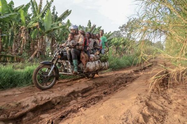 Camerun: moto giganti salvano piccoli villaggi dall’isolamento
