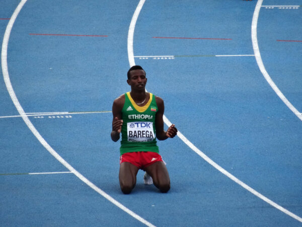 Un campione d’oro etiopico “pane e salame” batte gli ugandesi sui 10 mila metri olimpici