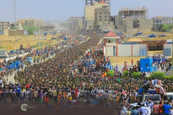 Sfilano a Makallé centinaia di soldati etiopici catturati dai guerriglieri del  Tigray