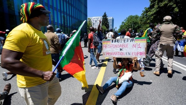 Camerun: il dittatore Biya assediato dai dimostranti davanti a suo hotel a Ginevra