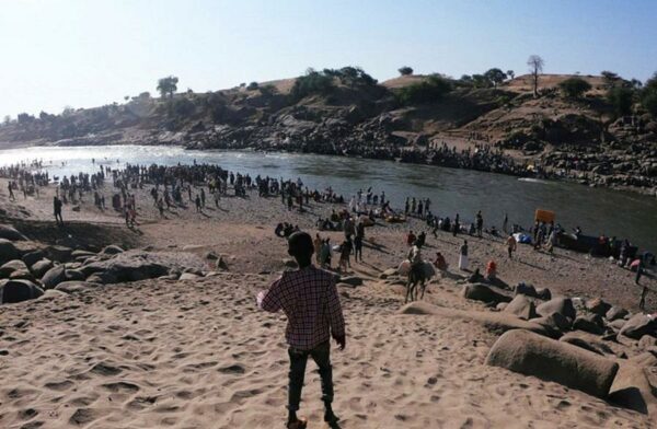 Orrore in Etiopia: il massacro si vede nel fiume con la corrente piena di cadaveri