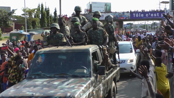 Guinea: la gente plaude ai golpisti che cercano una legittimazione politica