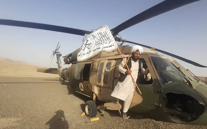 I Talebani mostrano al mondo il loro bottino di guerra: un arsenale sofisticato