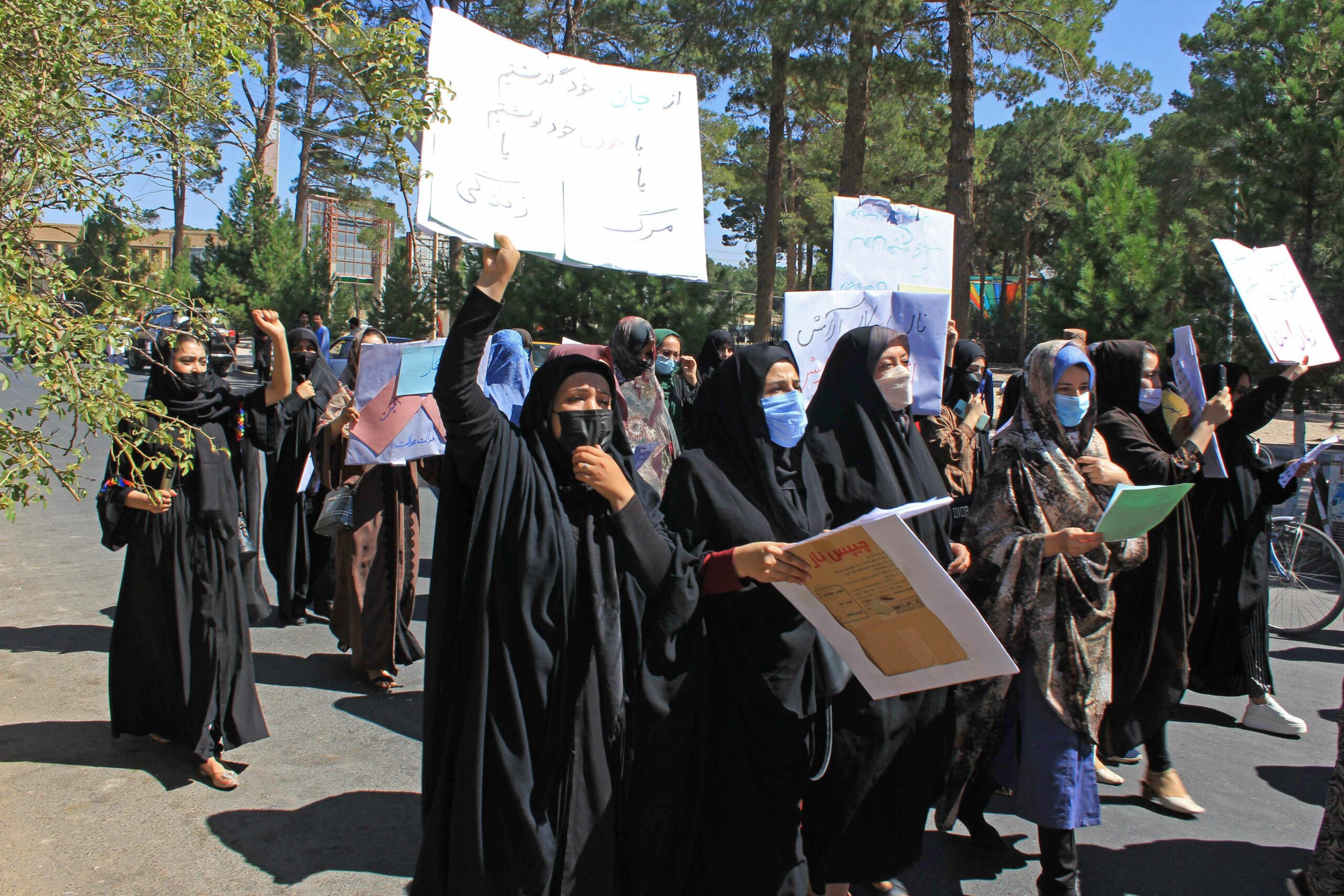 25 anni dopo i talebani vogliono chiudere le donne afghane nella gabbia del Burka