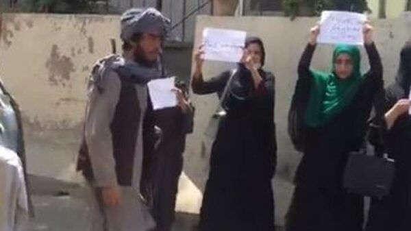 Afghanistan, le donne in piazza per chiedere lavoro, istruzione e libertà