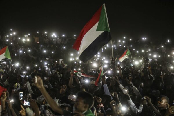 Il Sudan scende il piazza contro i militari che minacciano il governo civile