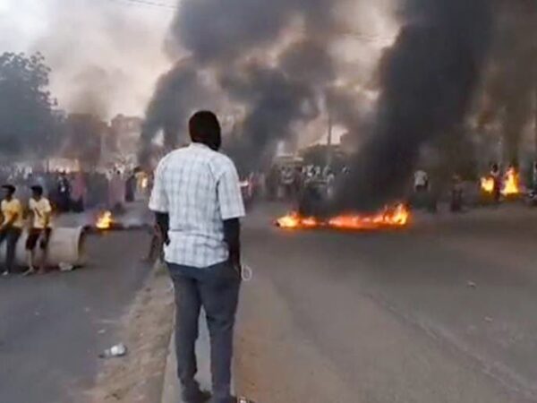 Sudan in piazza contro i militari: la polizia spara, morti e feriti
