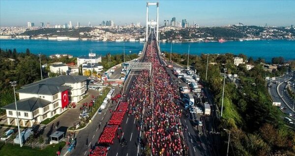 Maratona intercontinentale Asia-Europa a Istanbul: trionfano Uganda e Kenya