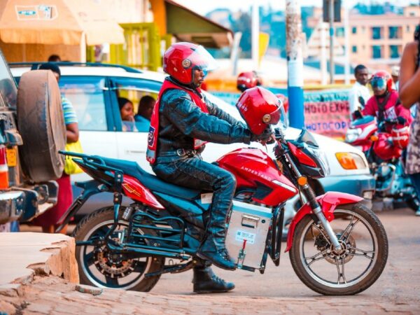 Ruanda: al via ai moto-taxi elettrici, assemblati direttamente a Kigali