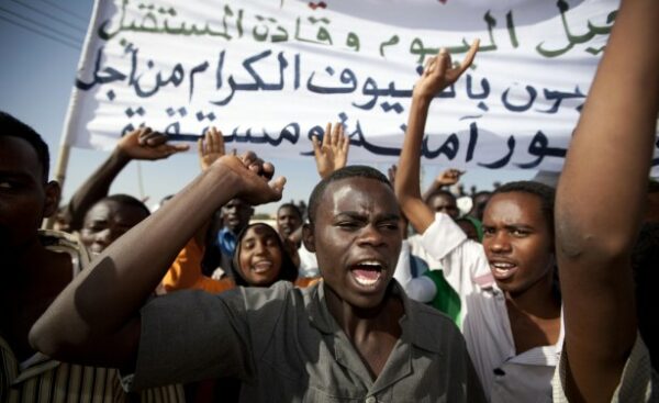 Proteste di massa in Sudan contro i militari: il regime reagisce con decine di arresti