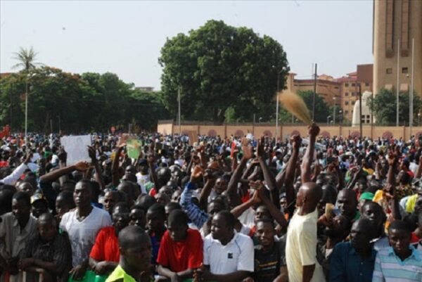 Travolto dal terrorismo senza tregua il governo del Burkina Faso si dimette
