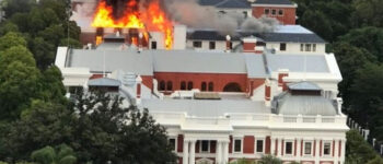 fiamme al Parlamento di Città del Capo