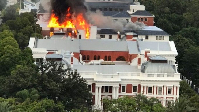 fiamme al Parlamento di Città del Capo
