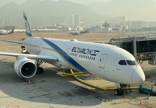 I servizi israeliani per motivi di sicurezza vietano ai loro aerei di fare scalo a Dubai