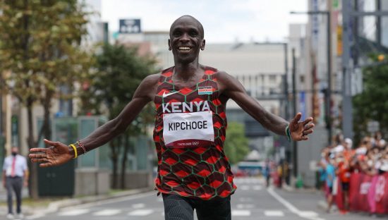 I kenyoti, protagonisti nella maratona di Tokyo, lanciano messaggi di pace