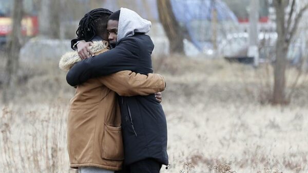 Tutti fuggono dalle stesse bombe in Ucraina, ma per gli africani la fuga è molto più amara