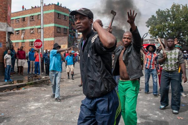 Sudafrica: la xenofobia non si arresta, zimbabwiano picchiato, lapidato, bruciato perché era senza documenti