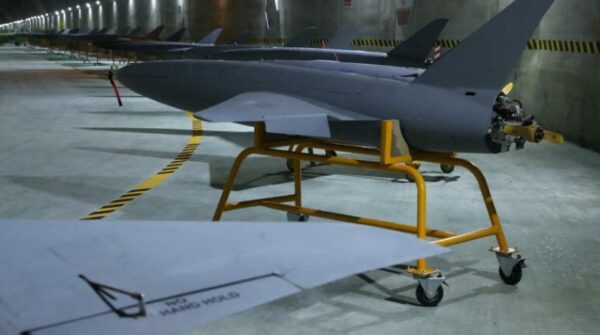 Iran si prepara alla guerra: la tv mostra una base segreta sotterranea dove si preparano droni armati con missili