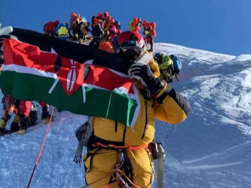 Il sogno nero sull’ Everest, missione compiuta. Ora sventola anche la bandiera del Kenya sulla vetta più alta del mondo