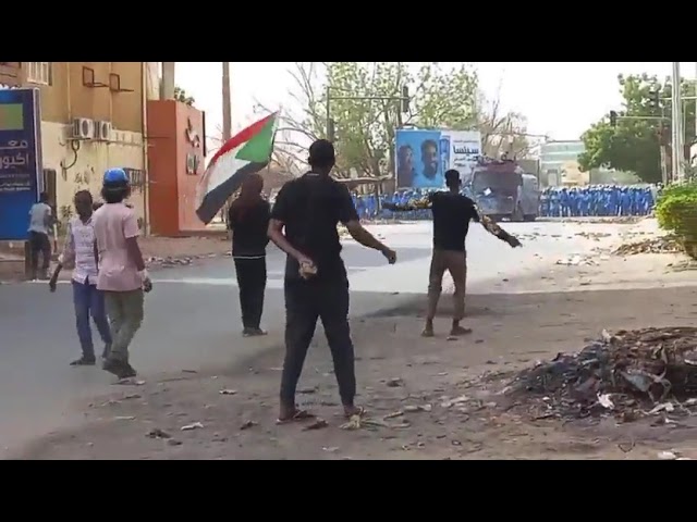 Weekend di proteste in Sudan: la polizia carica i dimostranti e spara sulla folla 9 morti e parecchi feriti