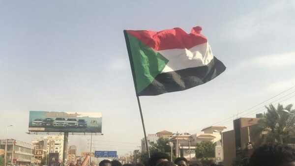 Vacilla la giunta militare in Sudan: il generale-presidente apre a un governo civile