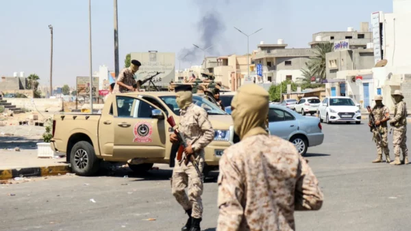 Ricomincia la guerra cruenta in Libia: gruppi di milizie rivali si scontrano nella capitale Tripoli