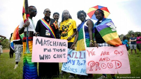 Il governo ugandese attacca la comunità LGBTQ: chiusa la ONG che difende i diritti delle minoranze arcobaleno