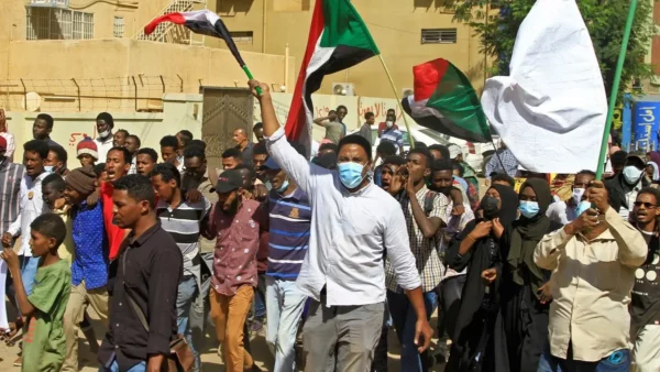 Dimostrazioni antigovernative e scontri etnici devastano il Sudan: l’esercito spara e uccide un minorenne