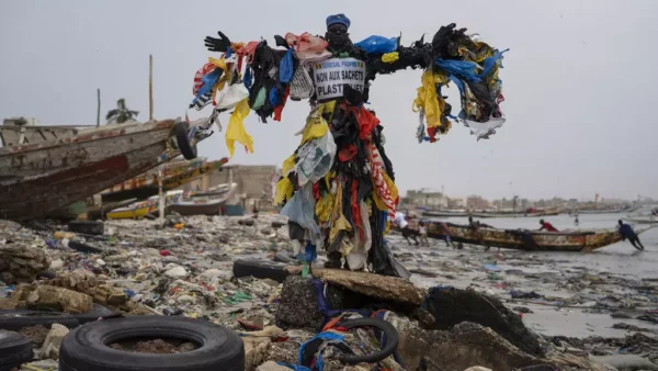 Missione in Senegal dell'”Uomo di Plastica” contro l’inquinamento: attivista ambientale lancia un messaggio ai leader dell’Africa