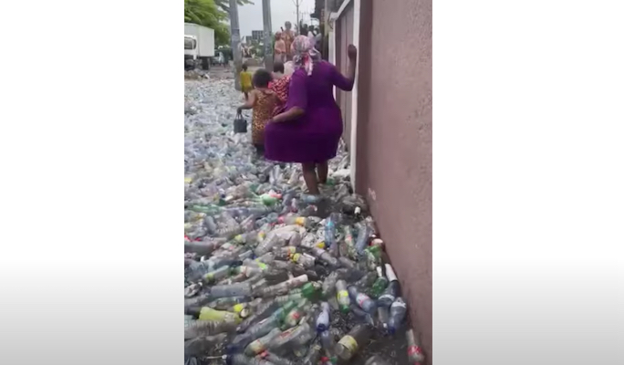Congo-K, la tragedia dei rifiuti di plastica che diventano fiumi dopo le inondazioni