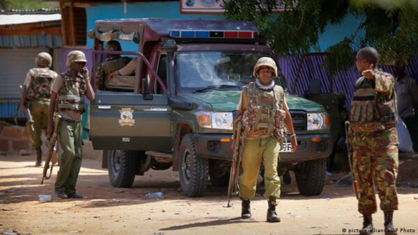 Blitz della polizia del Kenya: liberati ostaggi occidentali rapiti da miliziani al Shebab, tra loro un’italiana