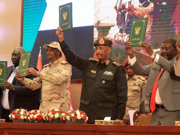 Accordo a Khartoum tra militari e gruppi civili ma continuano le proteste degli intransigenti e degli islamisti