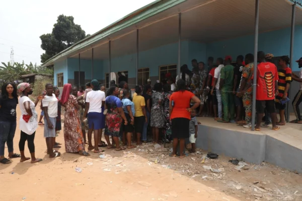 Nigeriani al voto: pochi e sparuti incidenti, lunghe file davanti ai seggi