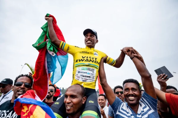 Giro ciclistico del Rwanda: un eritreo sbaraglia tutti assieme alla sua squadra italiana.