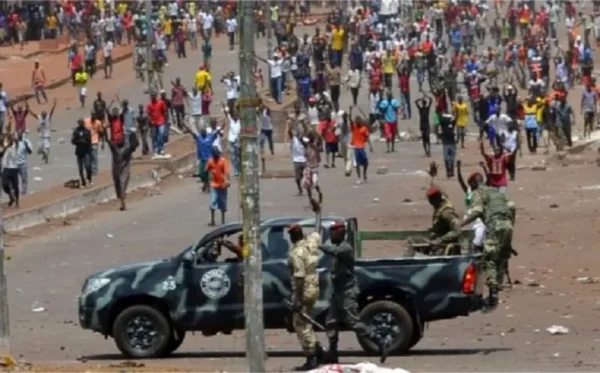 Pugno di ferro del regime in Guinea, la polizia si scatena contro i dimostranti: due morti