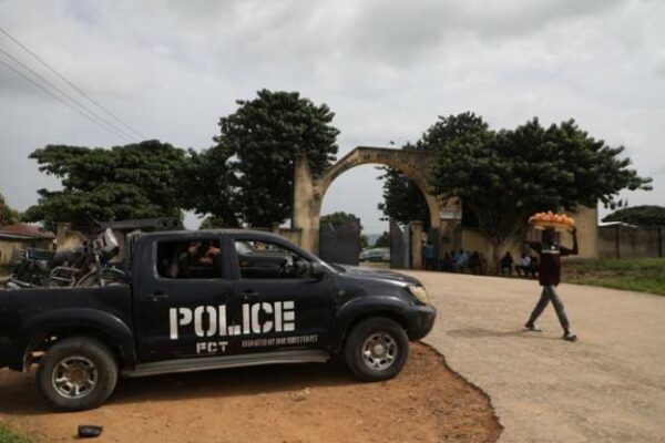 Attentato contro un convoglio dell’ambasciata americana in Nigeria: uccisi due dipendenti locali e due poliziotti