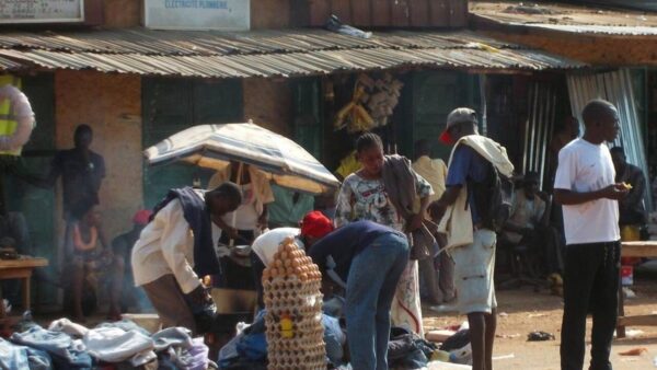 Commercianti di Bangui abbassano le serrande per protesta contro le violenze dei mercenari Wagner