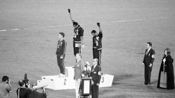 La lotta contro il razzismo costò la carriera a John Carlos, medaglia di bronzo alle olimpiadi in Messico