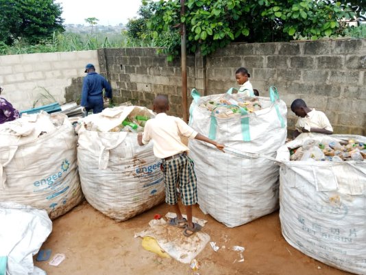 Rifiuti riciclabili in cambio della retta scolastica, così a Lagos i bambini poveri possono frequentare le lezioni