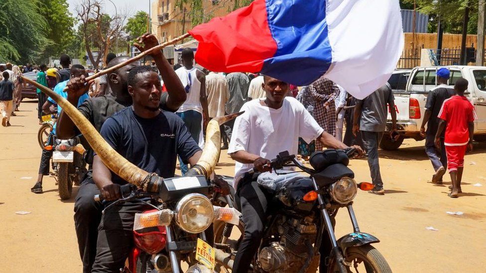 Manifestanti con bandiere russe e poster inneggianti a Putin attaccano l’ambasciata francese a Niamey