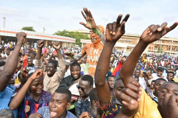 Suspense in Niger dopo l’ultimatum ECOWAS con nuove manifestazioni in appoggio del golpe