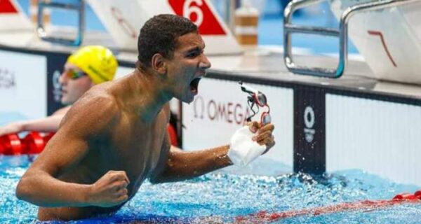 Mentre la Tunisia continua ad affondare, il suo campione vola nel nuoto