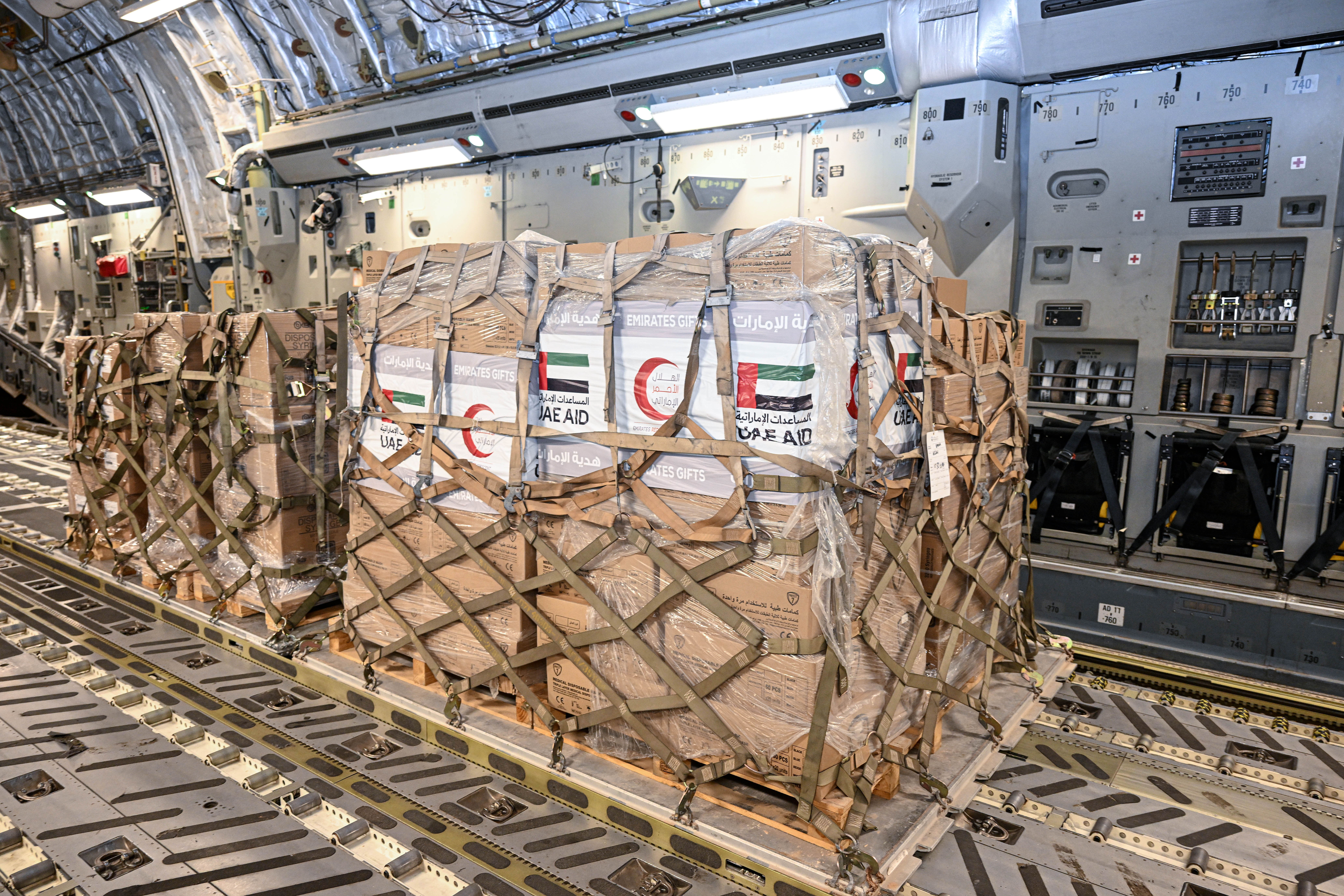 الإمارات ترسل طائرتين تحملان إمدادات غذائية  لإغاثة الشعب السوداني.