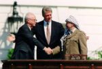Yitzhak-Rabin-Bill-Clinton-e-Yasser-Arafat-durante-la-firma-degli-Accordi-di-Oslo-del-13-settembre-1993-Credit-Wikipedia