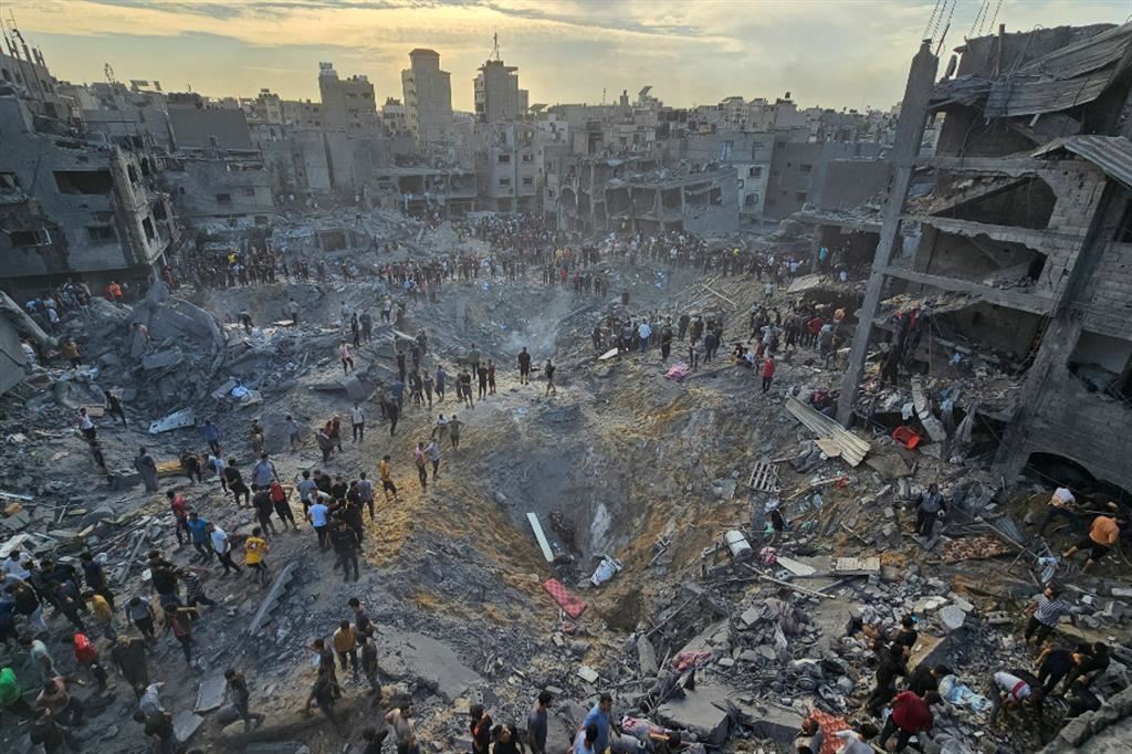 Gaza, la guerra dei sondaggi e le immagini scioccanti dei massacri