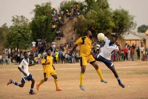 Zambia: con le scarpe usate (o magari senza) in un campo per profughi si gioca a calcio