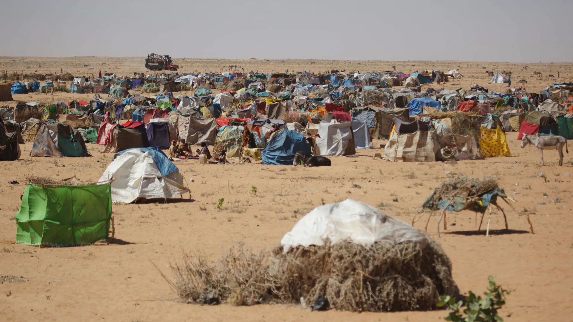 Sudan: bloccati i convogli umanitari alla frontiera con il Ciad, milioni di sudanesi rischiano di morire di fame