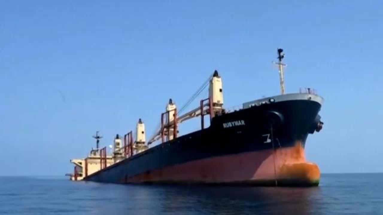 Bomba ecologica nel Mar Rosso: Houthi affondano nave con 21mila tonnellate di fertilizzante