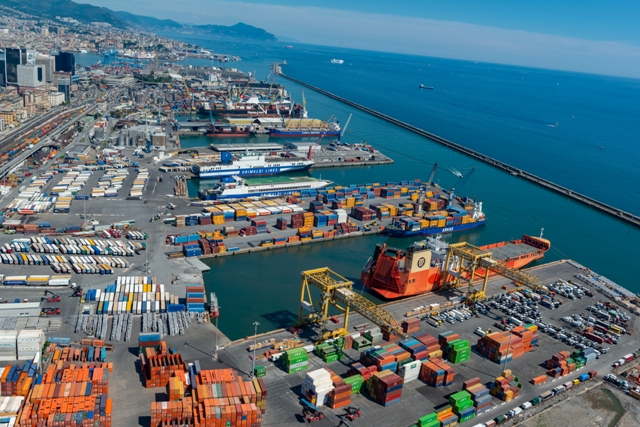 Il Porto di Genova - moli a Sampierdarena - foto shippingitaly.it