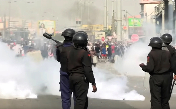 Angola la polizia spara lacrimogeni